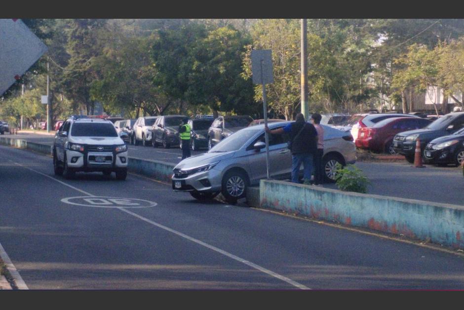 Un insólito momento de una persona con su auto en la Usac quedó captado en fotografías que se hicieron virales en las redes sociales. (Foto: redes sociales)&nbsp;