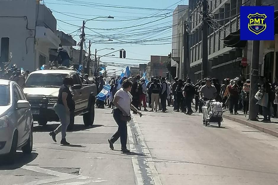 Manifestantes se enfrentan en las afueras de la CC, tras la resolución para que se realice de nueva la elección de Junta Directiva en el Congreso. (Foto: Amílcar Montejo)