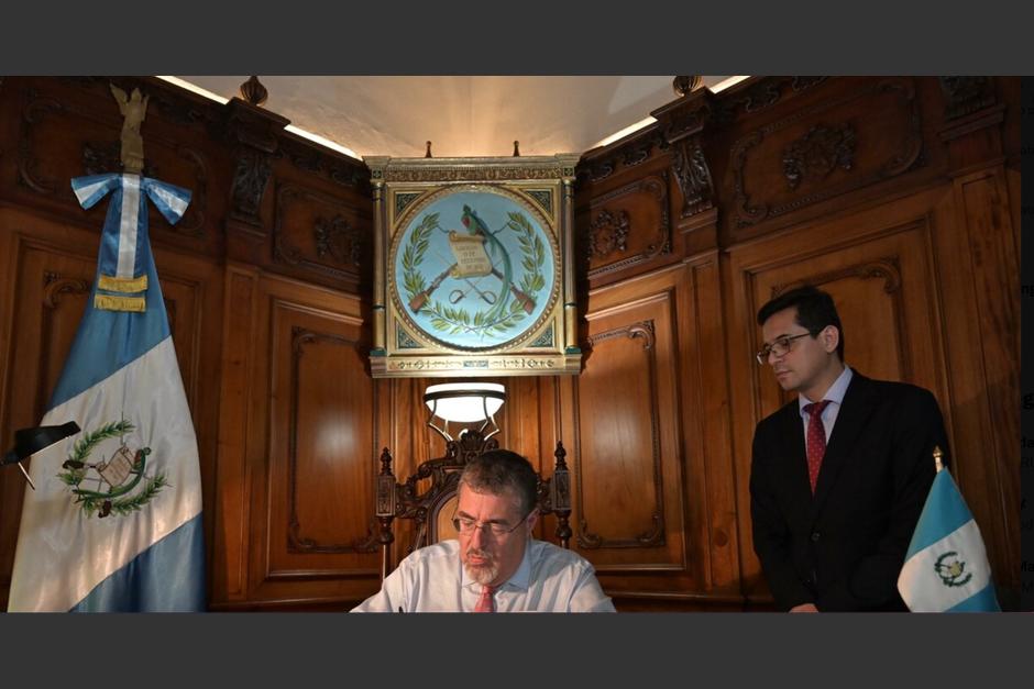 Guatemaltecos resaltaron un llamativo detalle de una fotografía del presidente Bernardo Arévalo. (Foto: Oficial)&nbsp;