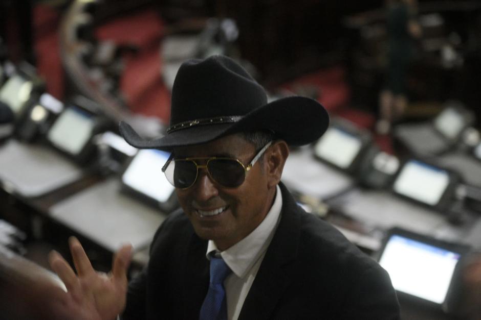 El diputado Esduin Javier Javier "Tres Kiebres" ingresa con sombrero y gafas oscuras al hemiciclo. (Foto: Wilder López/Soy502)
