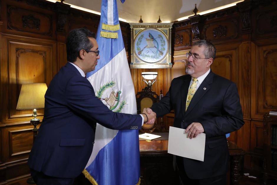 Juramentan a Jonathan Menkos como nuevo ministro de Finanzas Públicas. (Foto: Gobierno de Guatemala)