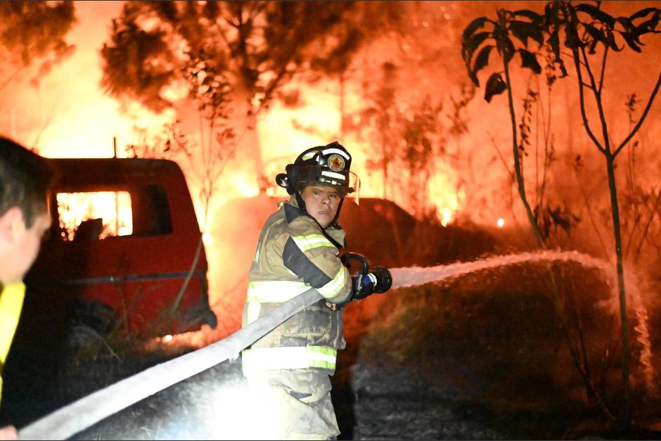El incendio se produjo en horas de la madrugada en la parte posterior de la Dirección General de Caminos. (Foto: Bomberos Voluntarios)