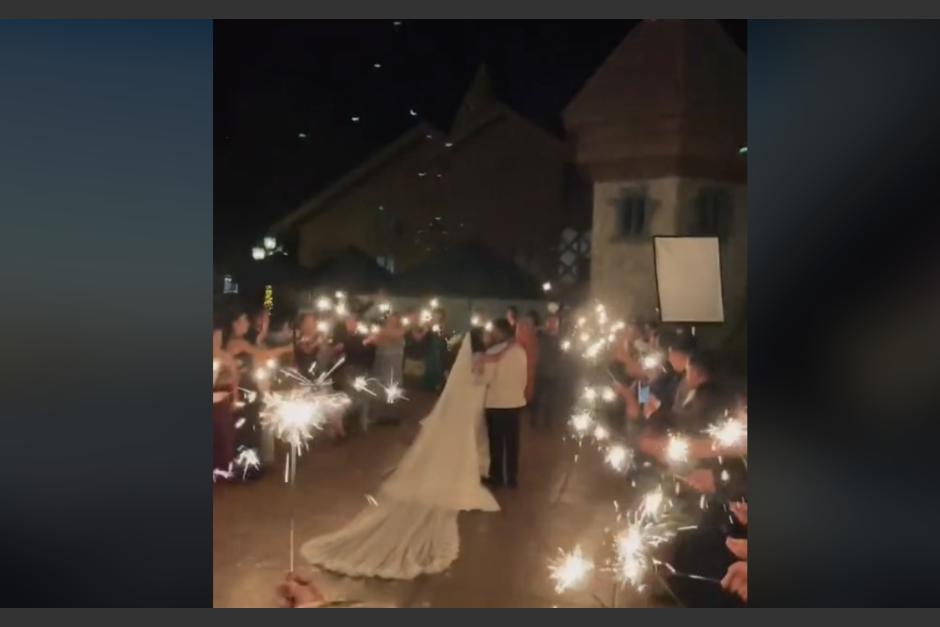 Una pareja de guatemaltecos causó sensación con la celebración de su boda en uno de los parques del Irtra. (Foto: captura de video)