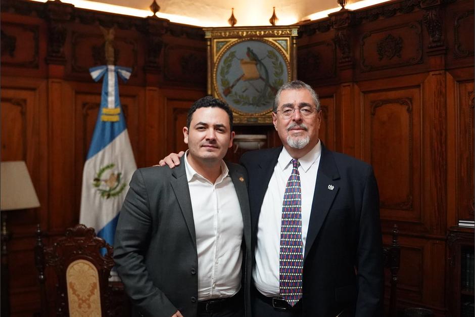 El presidente Bernardo Arévalo recibió la visita de Samuel Pérez en su despacho. (Foto: RRSS)