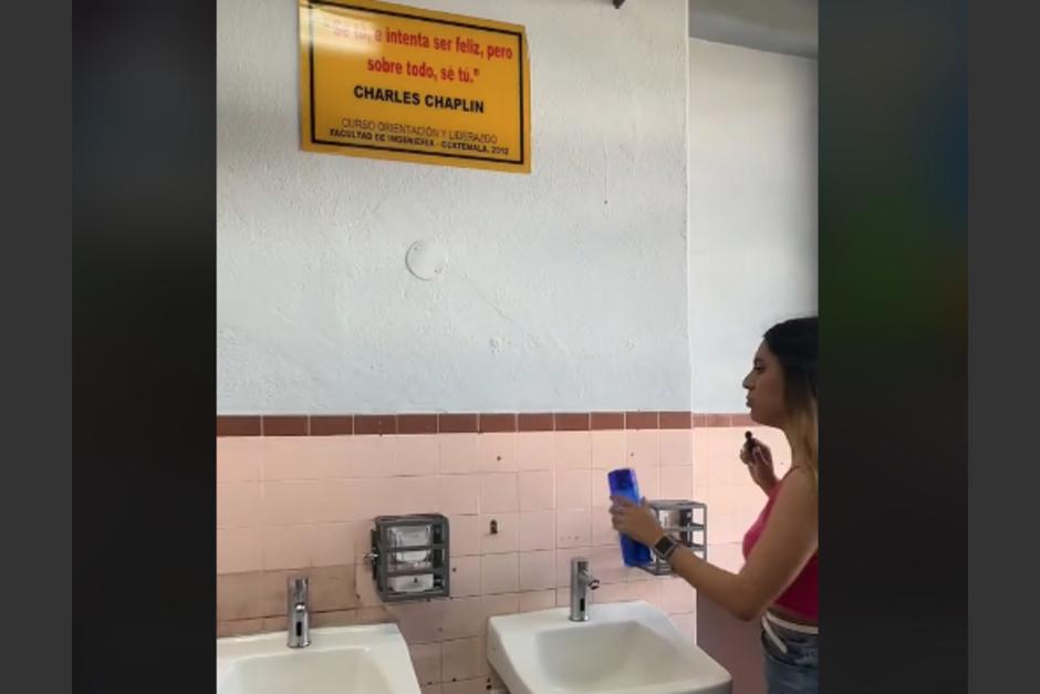 Una estudiante decidió hacer un recorrido por los baños de distintas facultades de la Usac. (Foto: Captura de video)