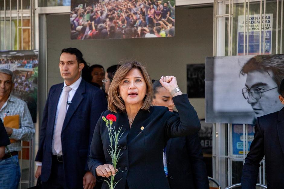 La vicepresidenta Karin Herrera participó en el acto de protocolo y llamado a la reivindicación de la Usac. (Foto: Vicepresidencia)