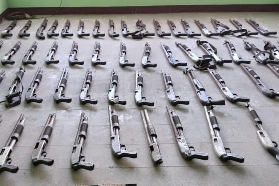 Las autoridades realizaron un allanamiento en una vivienda abandonada, ubicada en la zona 3 de Mixco, en donde encontraron 57 armas de fuego. (Foto: PNC)