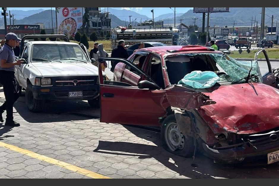 Un conductor estuvo a punto de atropellar a un hombre y terminó chocando varios vehículos, en la zona 7 de Quetzaltenango. (Foto: redes sociales)&nbsp;