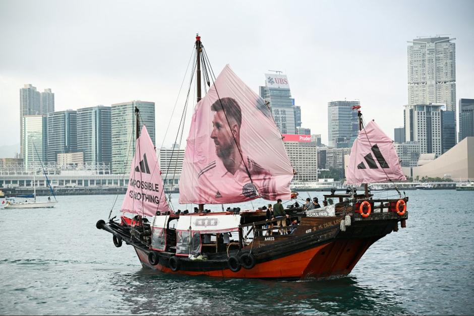 Un buque de guerra llamado fragata, con la cara de Leo Messi en Hong Kong. (Foto: AFP)
