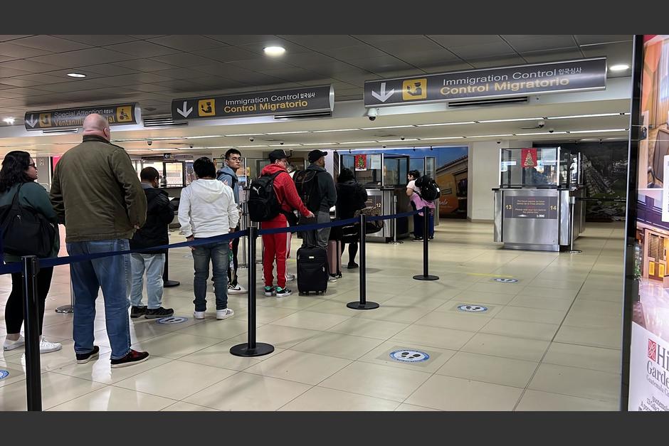 Aerolíneas serán multadas con hasta 23 mil quetzales por cada pasajero rechazado por incumplir con los lineamientos de ingreso al país. (Foto: IGM)