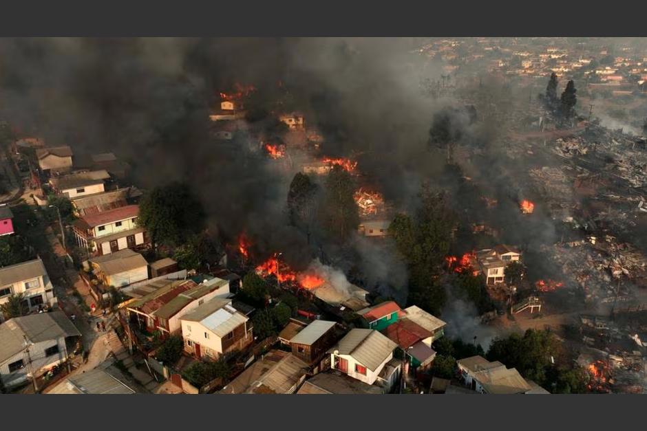 Vista aérea del incendio forestal que afecta los cerros de la ciudad de Viña del Mar. (Foto: AFP)