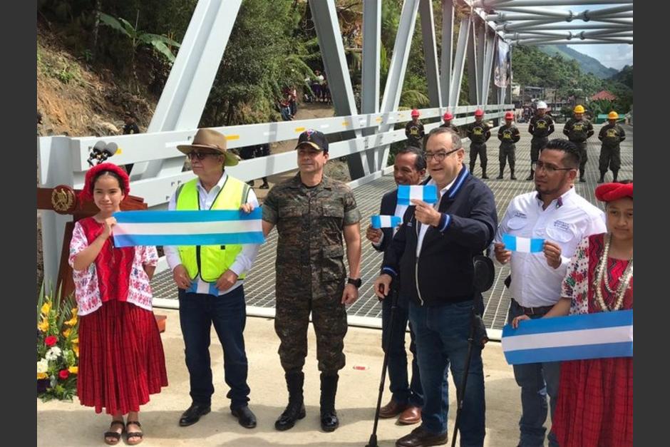 El expresidente Alejandro Giammattei inaugura un puente temporal de emergencia en Tamahú, Alta Verapaz. (Foto: Archivo/Soy502)