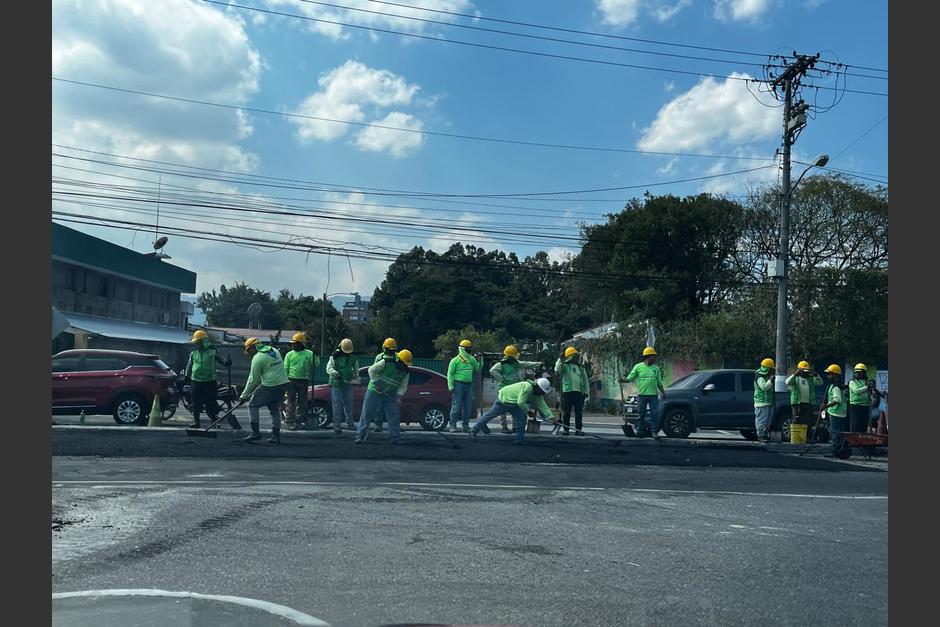 Los trabajos de recapeo en el ingreso de la Usac que se encuentran afectando el tránsito. (Foto: Fredy Hernández/Soy502)