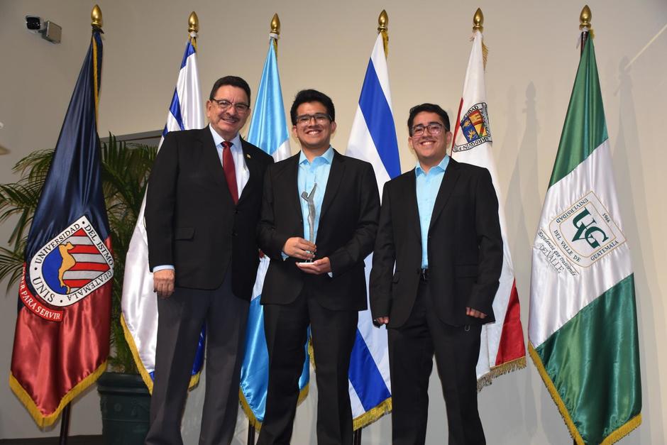 Los hermanos Héctor y Josué de la Cruz obtuvieron el premio ILAN a la innovación. (Foto: USAC-Facultad de Ingeniería)&nbsp;