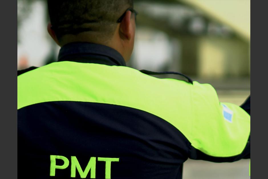 Un PMT de Cobán fue multado por no usar placas en su motocicleta. (Foto: captura de pantalla)&nbsp;