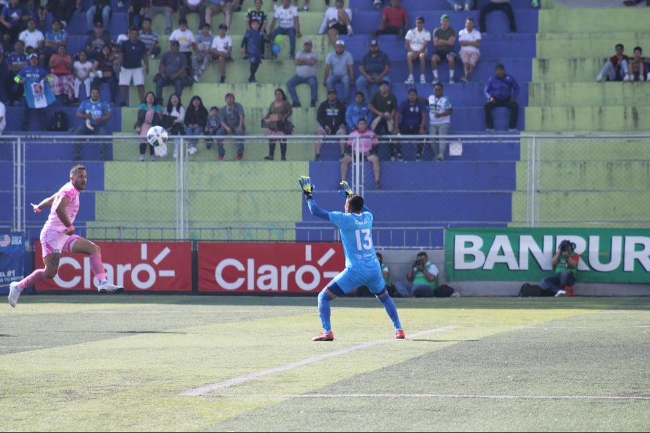 El jugador chicharronero aprovechó un rebote para mandar la pelota al fondo de la red. (Foto: Deportivo Mixco)