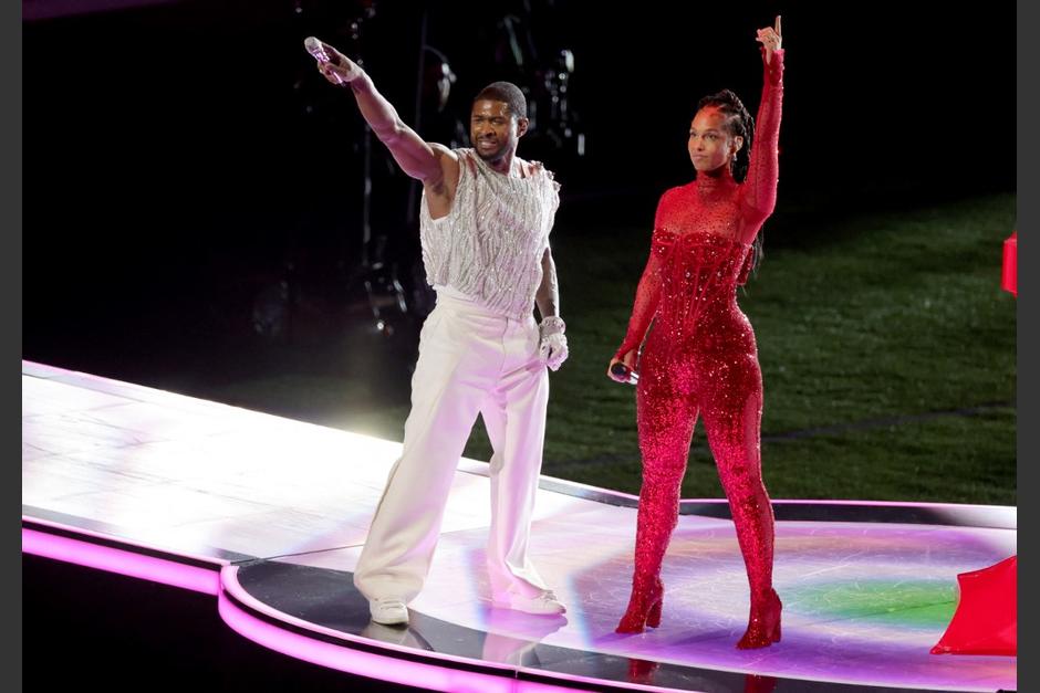 Usher y Alicia Keys cautivaron a los espectadores en el medio tiempo del Super Bowl LVIII. (Foto: AFP)