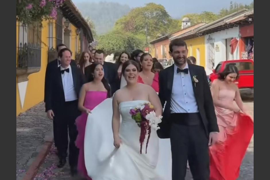 Una boda en Antigua Guatemala cautivó en redes por un peculiar momento al ritmo de Taylor Swift. (Foto: captura de video)
