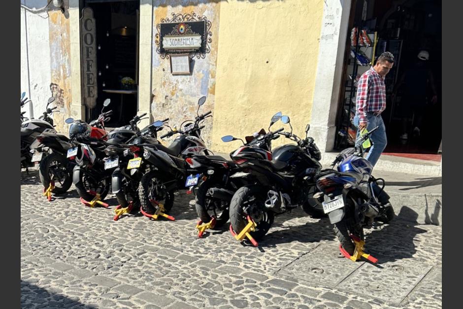 Una fotografía que muestra varias motocicletas multadas se volvió viral en redes sociales. (Foto: @valee_m15)