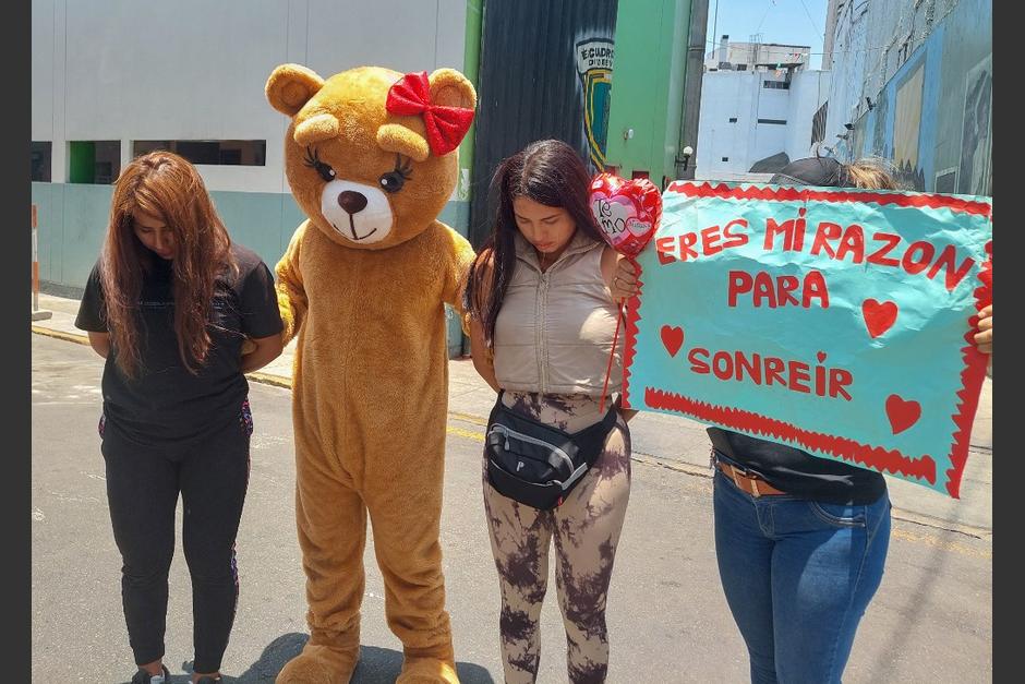 El ingenioso disfraz de oso que permitió la captura de dos mujeres en Perú. (Foto: AFP)