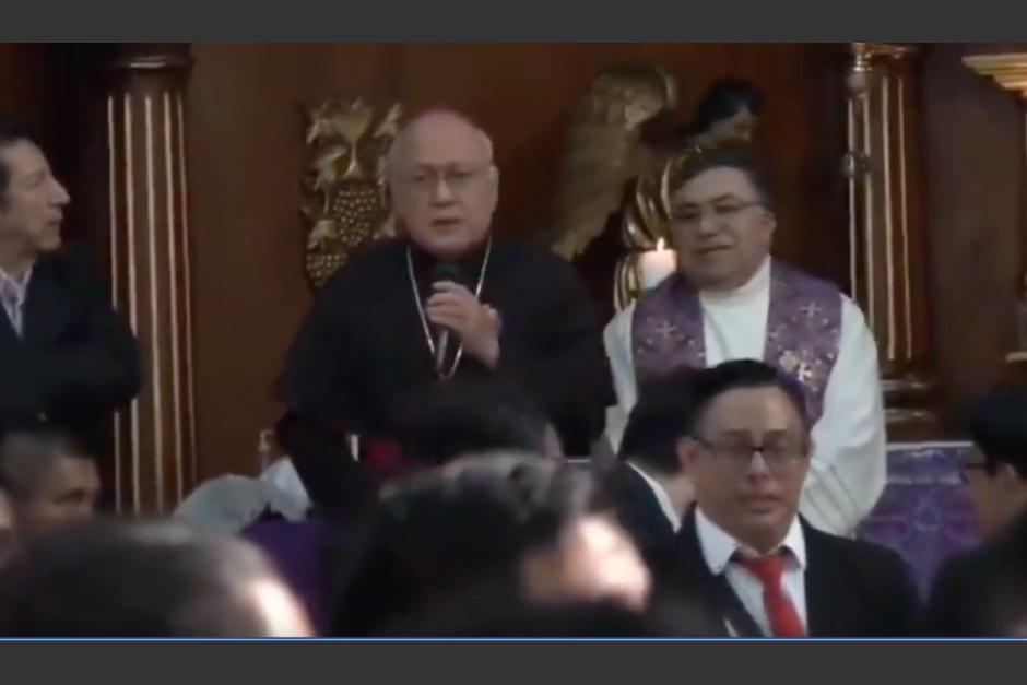 Padre comete inusual error en plena transmisión en vivo de una actividad religiosa. (Foto: captura de pantalla)&nbsp;