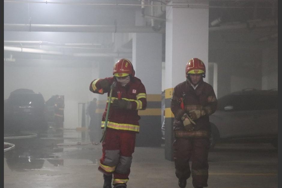 Un incendio se registró en un sótano de un edificio ubicado en la zona 10 capitalina. (Foto: Bomberos Municipales)