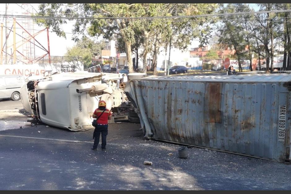 Un tráiler perdió el control y colisionó con varios vehículos en el Anillo Periférico. (Foto: Bomberos Municipales)