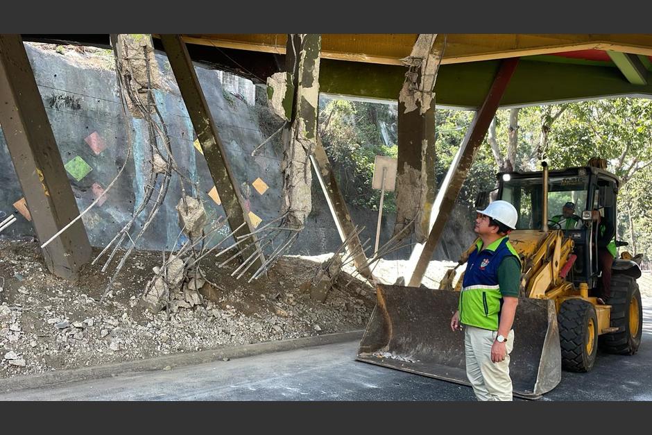 El paso se encuentra cerrado en el Anillo Periférico debido a que un tráiler dañó la estructura de un puente. (Foto: Amílcar Montejo)