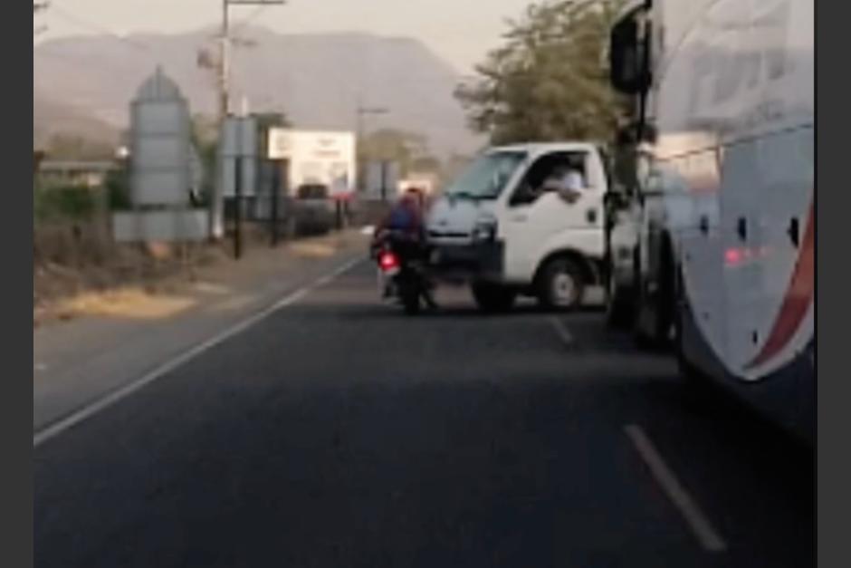 En video quedó captado el fuerte e insólito accidente de un motorista. (Foto: captura de pantalla)&nbsp;