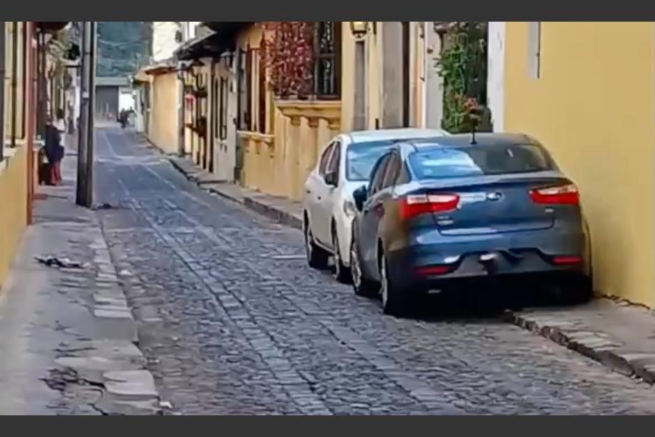 El Ayuntamiento de Antigua Guatemala retiró el domingo 18 de febrero, los primeros vehículos que infringieron la prohibición de estacionarse en la vía pública. (Foto: Ayuntamiento de Antigua)&nbsp;