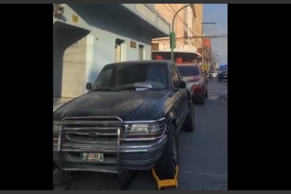 Una usuaria denunció que fue multada frente a su casa cuando se bajó a abrir el portón para entrar su vehículo. (Foto: captura de video)