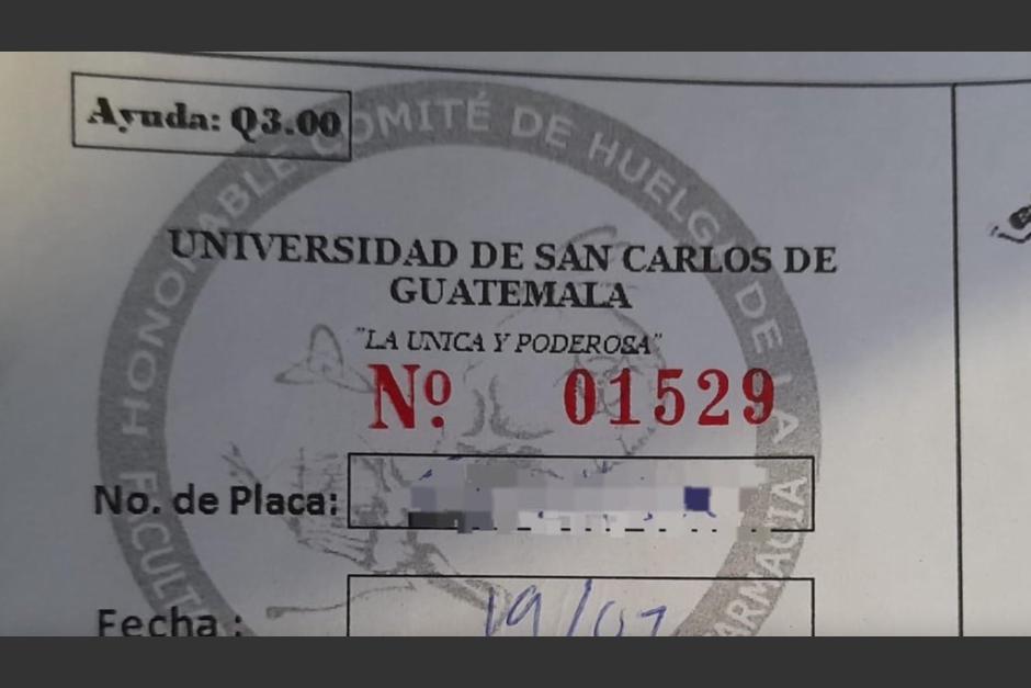 Una llamativa advertencia en un ticket de parqueo de la Usac se hizo viral en redes sociales. (Foto:X/@xximenacuellar)&nbsp;