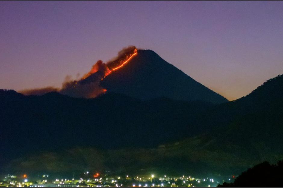 El incendio forestal de grandes proporciones que se registra en el volcán de Agua. (Foto: X/DouglasPop7_)