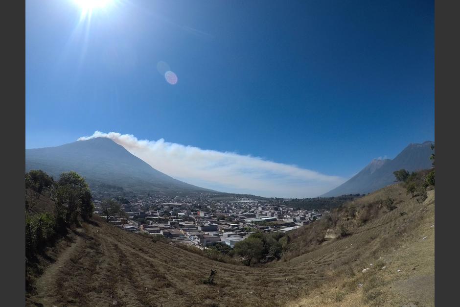 Las autoridades indicaron que el 40% del incendio en el volcán de Agua ya fue liquidado. (Foto: Fredy Hernández/Soy502)