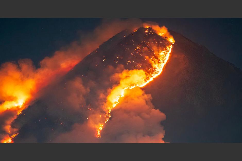 Un incendio forestal afecta grandemente al volcán de Agua. (Foto: David Rojas)