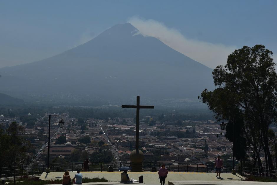 En incendio que se inició el pasado 21 de febrero en el volcán de Agua sigue sin ser controlado. (Foto: Fredy Hernández/Soy502)