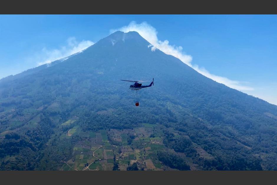 De acuerdo con la Conred, el siniestro en el coloso se ha controlado en un 60 %. (Foto: Ejército de Guatemala)