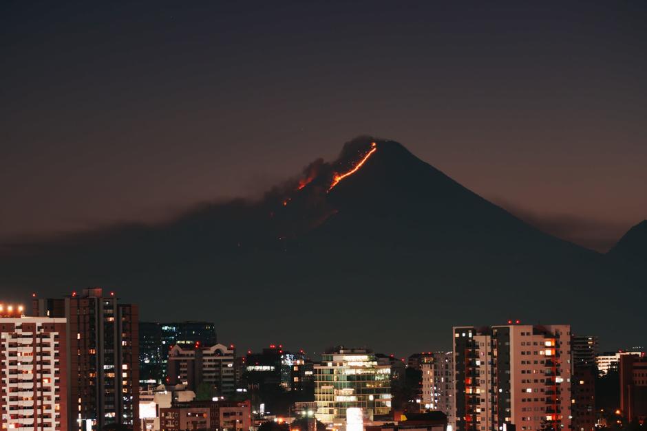 Solicitan apoyo internacional para combatir el incendio en el volcán de Agua. (Foto: X/Carbon vivo)
