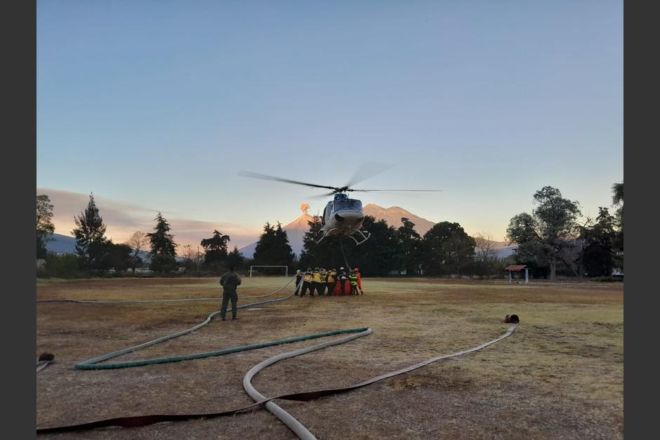 Los bomberos y rescatistas continúan con la labor en el volcán de Agua. (Foto: Conred)