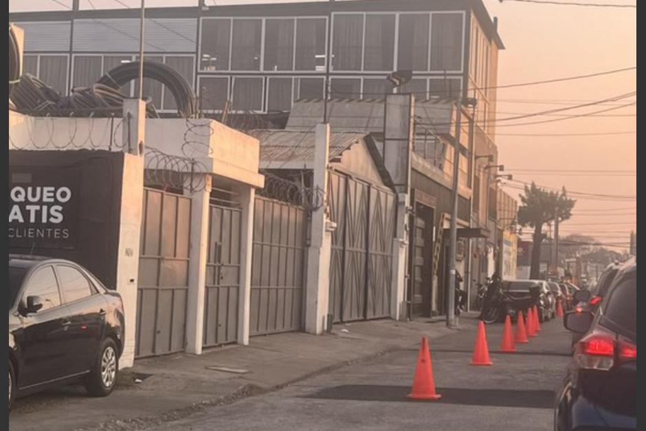 Una usuaria cuestionó a autoridades si existe regla que permita colocar conos en plena calle transitable a manera de apartar parqueo. (Foto: @mildred1806)