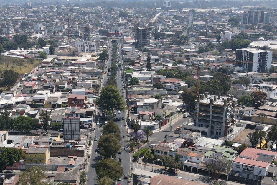 En la 13 calle, que cruza las zonas 11 y 12 de la ciudad de Guatemala, se construyen edificios de apartamentos. (Foto: Juan Carlos Pérez / Soy502)