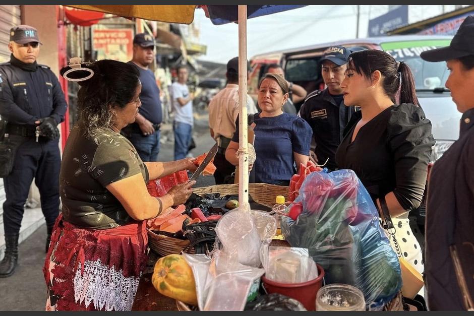 Comerciantes se oponen al retiro de ventas en la vía pública en Malacatán, San Marcos. (Foto: PNC)