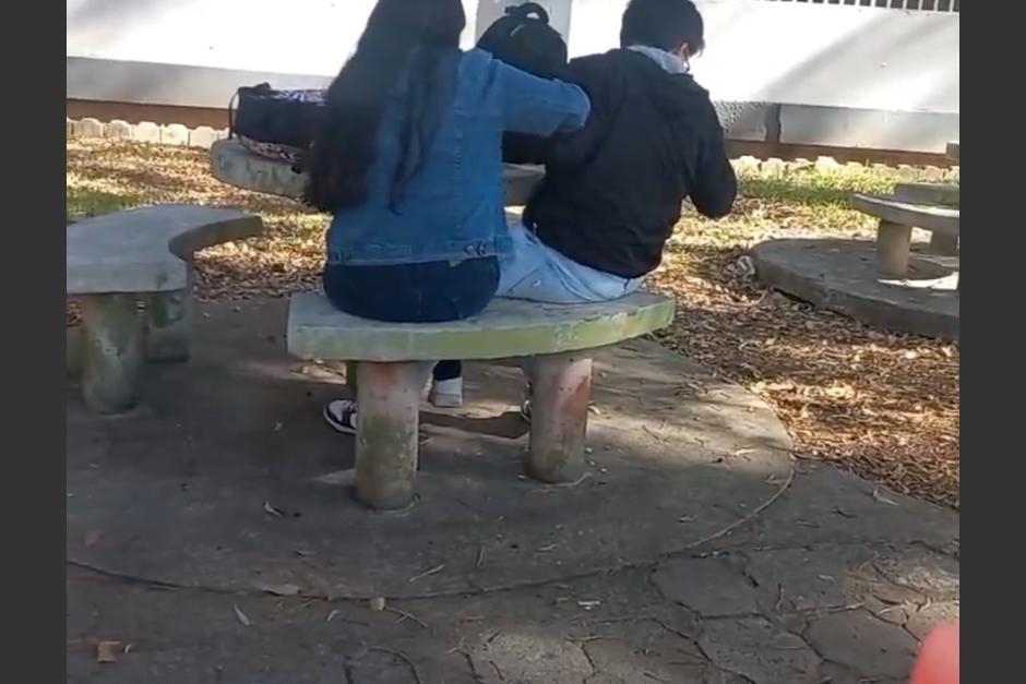 Una pareja de novios fue captado protagonizando una "escena de celos" en la Usac. (Foto: redes sociales)&nbsp;