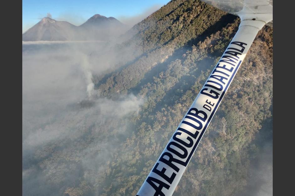 Desde el cielo y por la vía terrestre continúan las labores para sofocar el incendio en el volcán de Agua. (Foto: Aeroclub Guatemala)