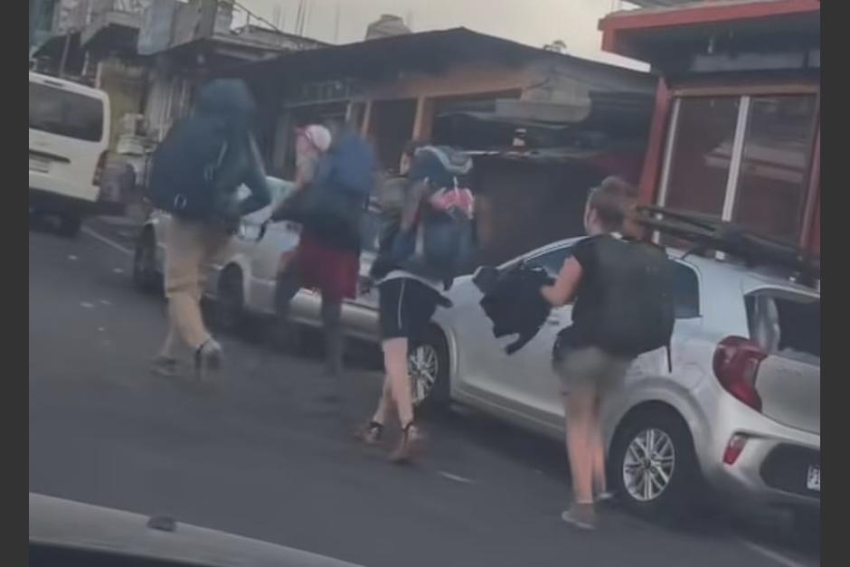 Un grupo de extranjeros causó sensación al ser captados persiguiendo un bus extraurbano para abordarlo. (Foto: captura de video)