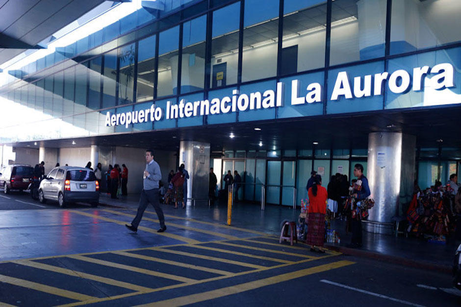 Las autoridades realizan un allanamiento en el Aeropuerto Internacional La Aurora. (Foto: Archivo/Soy502)