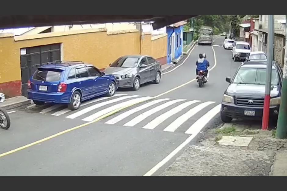 Un accidente de tránsito fue protagonizado por un motorista en San Juan Gascón, Antigua Guatemala. (Foto: captura de video)