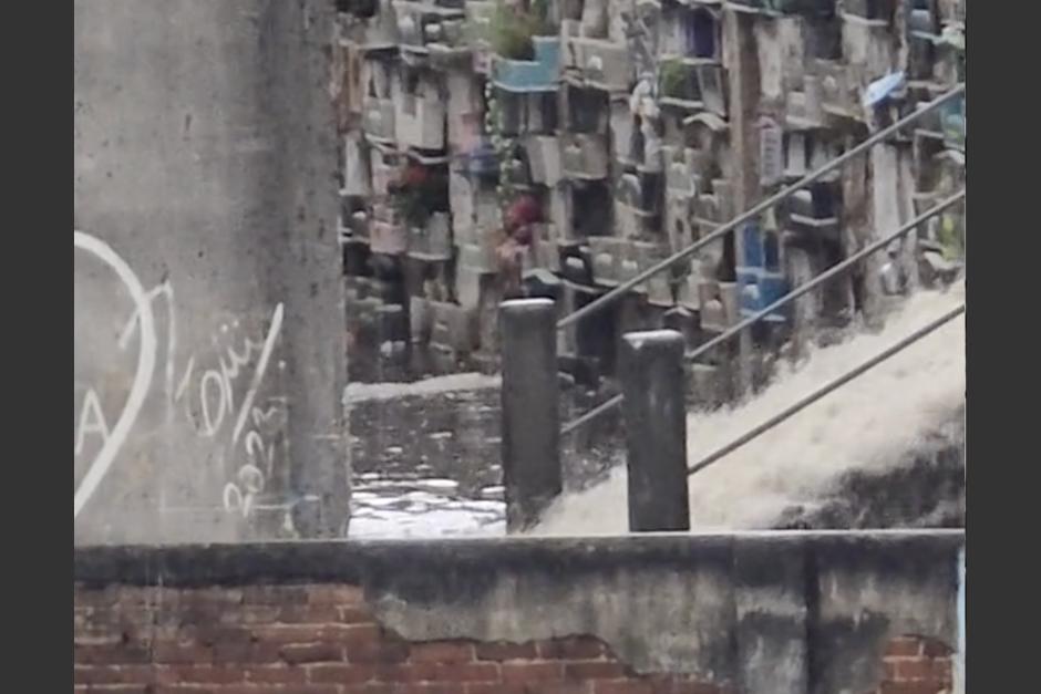 Graban severas inundaciones en el Cementerio General de la zona 3 capitalina. (Foto: captura de video)