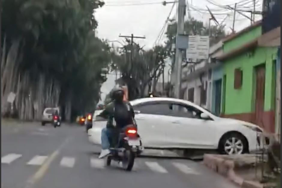 Graban a un motorista que estuvo a punto de colisionar en repetidas ocasiones. (Foto: captura de video)