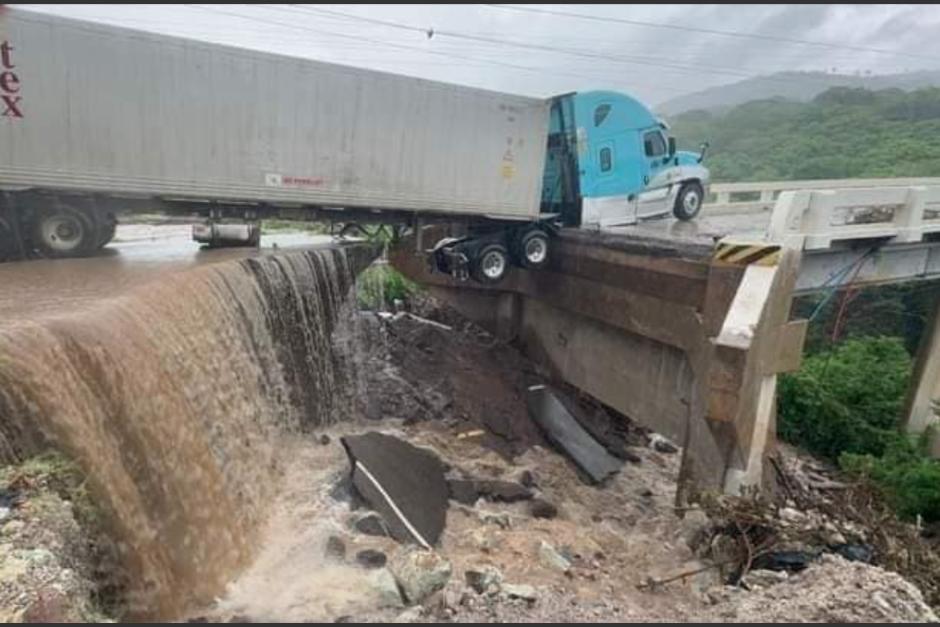 El Puente Colorado de Jutiapa se partió a la mitad el viernes 28 y un tráiler quedó colgando. (Foto: CBF)&nbsp;